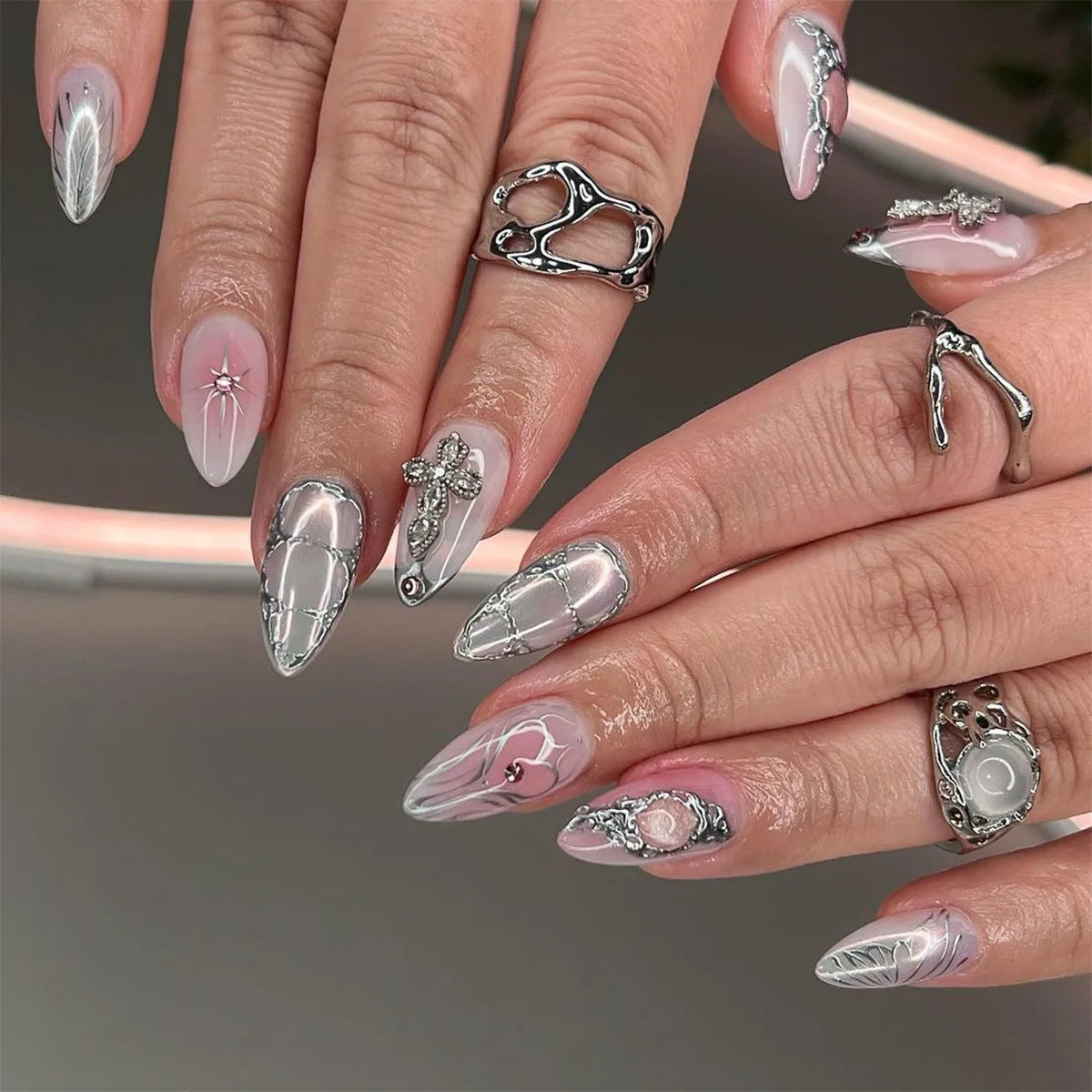 24pcs Silver Metal Lines Press on Medium Almond Shell Pearl Nail