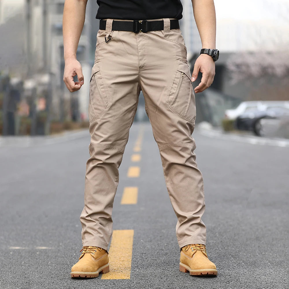 Men's multi-pocket and wear-resistant pants.