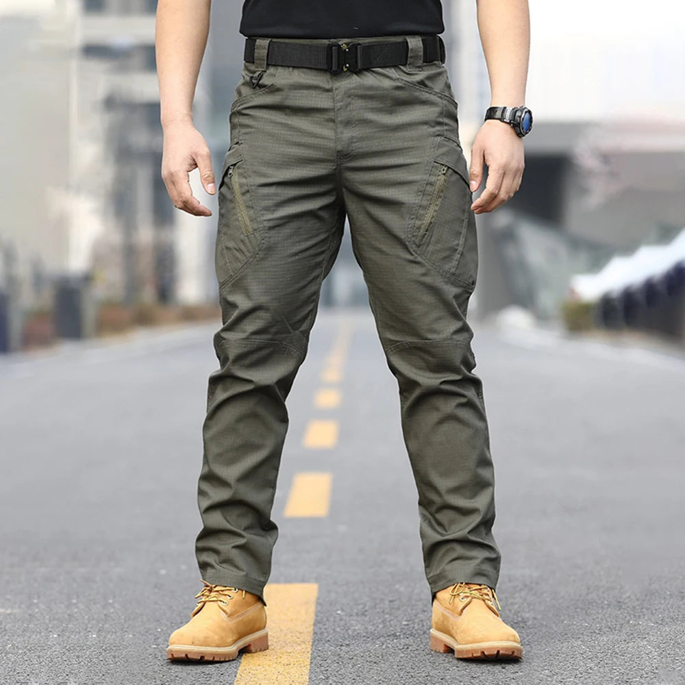 Men's multi-pocket and wear-resistant pants.