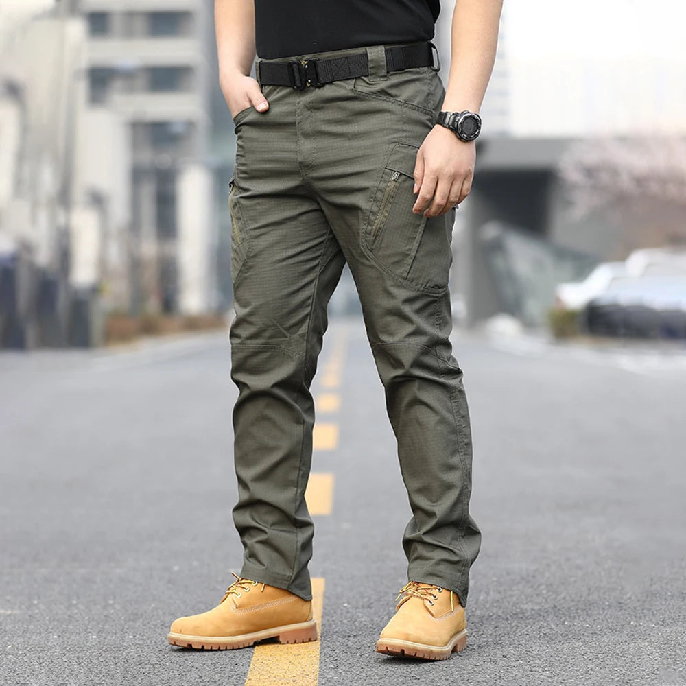 Men's multi-pocket and wear-resistant pants.