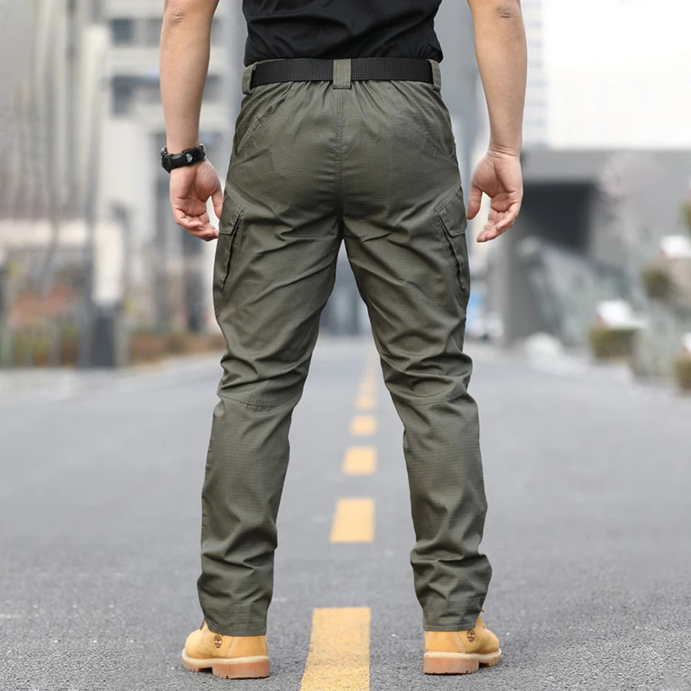 Men's multi-pocket and wear-resistant pants.